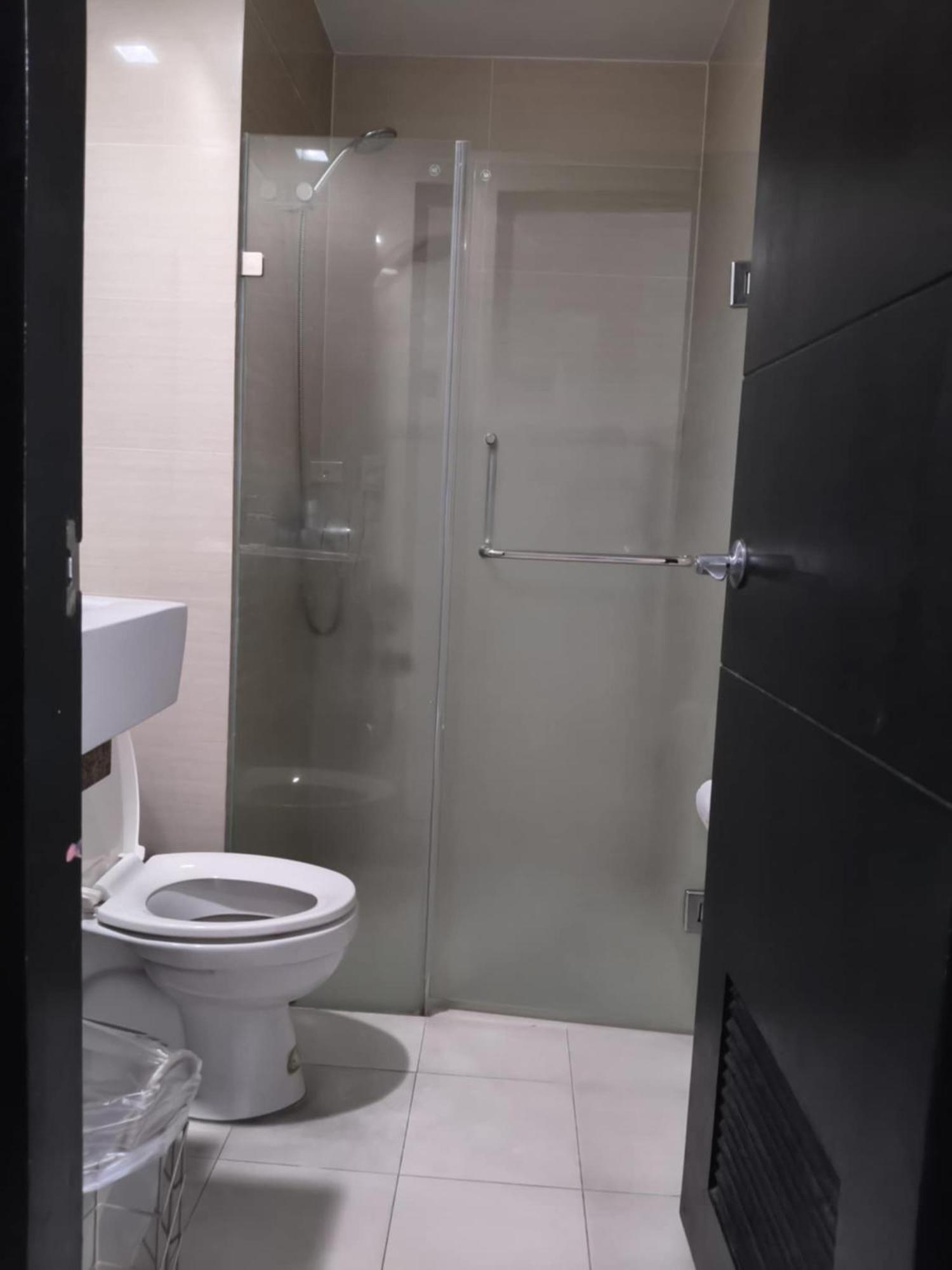 Henry'S Newport Condotel Pasay Exterior foto